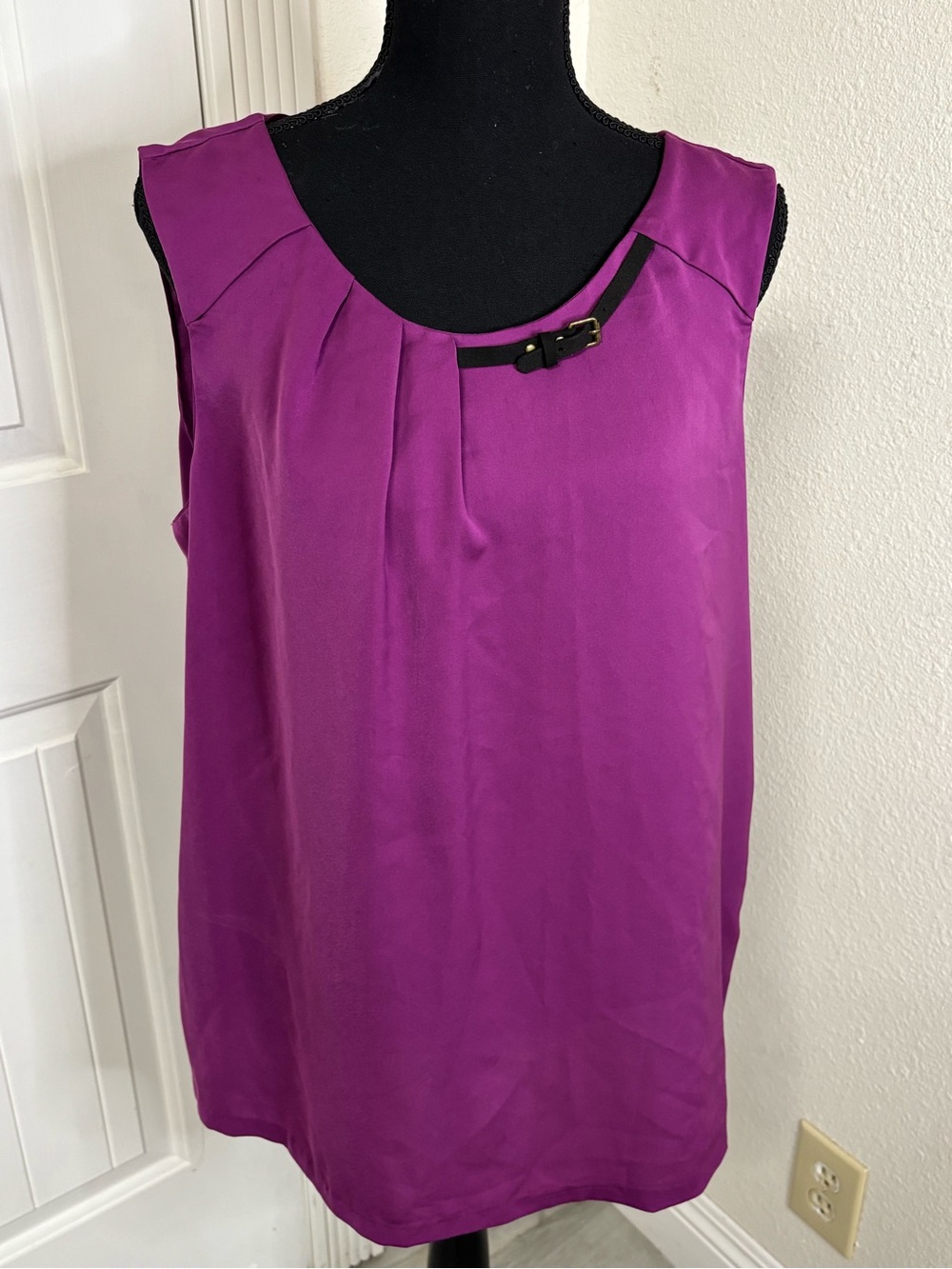 Worthington Sleeveless Scoop Neck Buckle Detail Purple Top